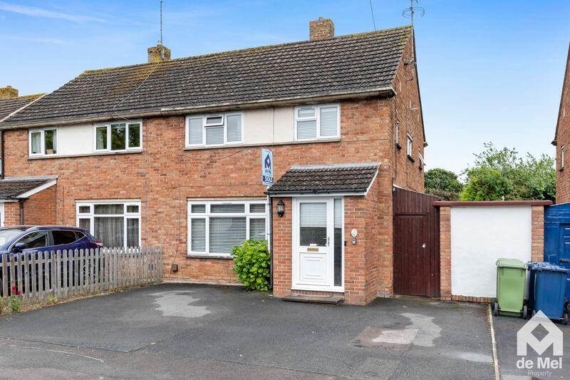 3 bedroom detached house for sale in Linworth Road, Cleeve, GL52