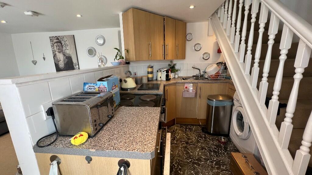 2 bedroom flat for rent in Cricklade Road, SN6