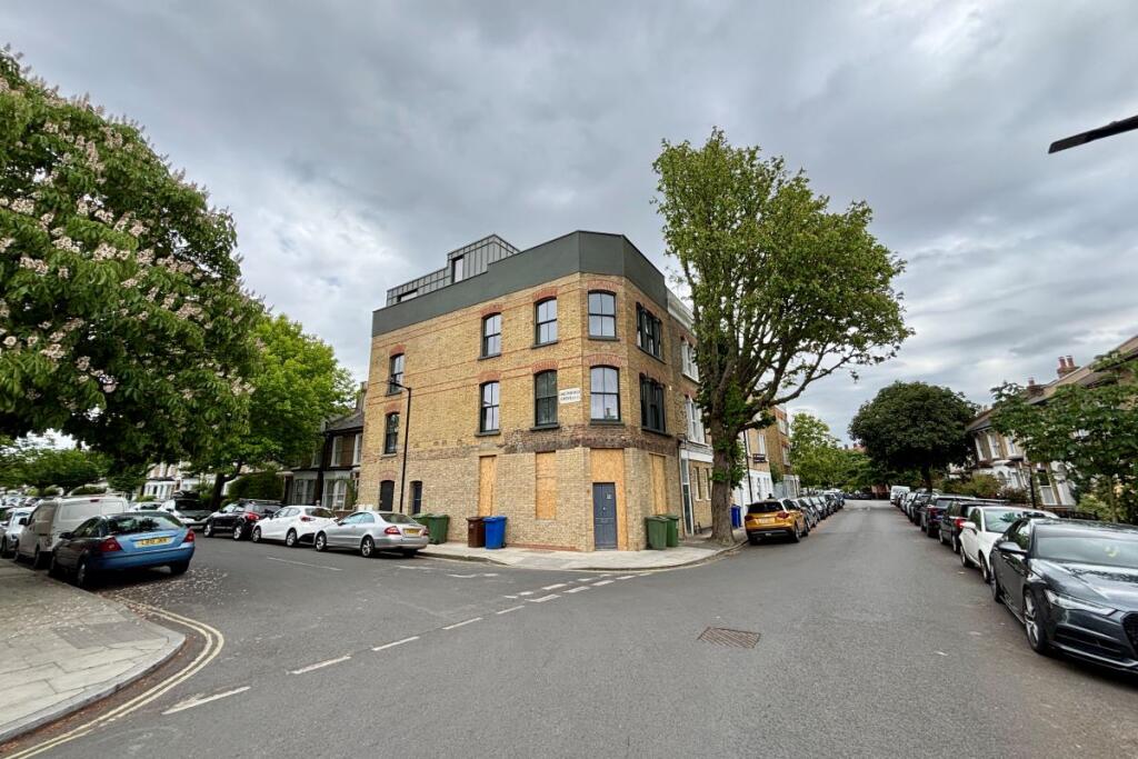 Main image of property: Lower Ground Floor Flat, 85 Melbourne Grove, London, Southwark, SE22 8RR