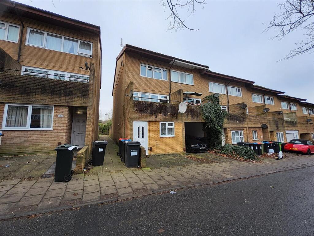 Main image of property: A Room in Marjoram Place, Conniburrow, Milton Keynes