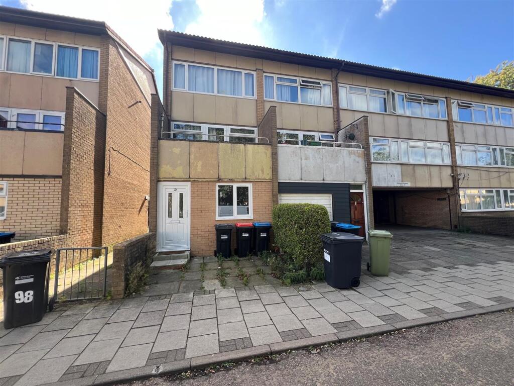Main image of property: A Room in Gurnards Avenue, Fishermead, Milton Keynes