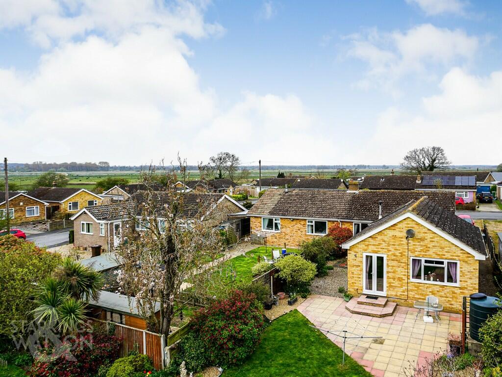 3 bedroom semidetached bungalow for sale in Stanley Close, Cantley
