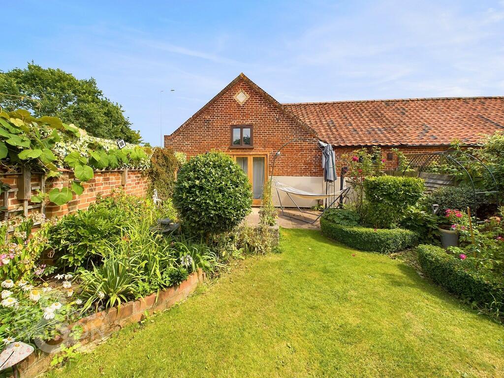 3 bedroom barn conversion for sale in Yarmouth Road, Blofield, Norwich