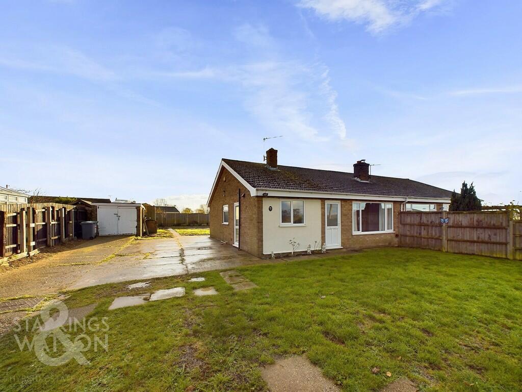 3 bedroom semidetached bungalow for sale in Burnt House Road, Cantley