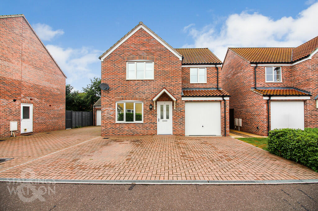 4 bedroom detached house for sale in Memorial Way, Lingwood, Norwich, NR13