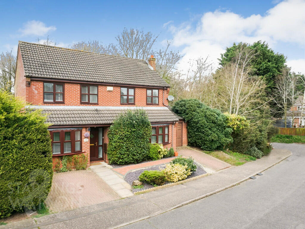 4 bedroom detached house for sale in Highview Close, Blofield, Norwich
