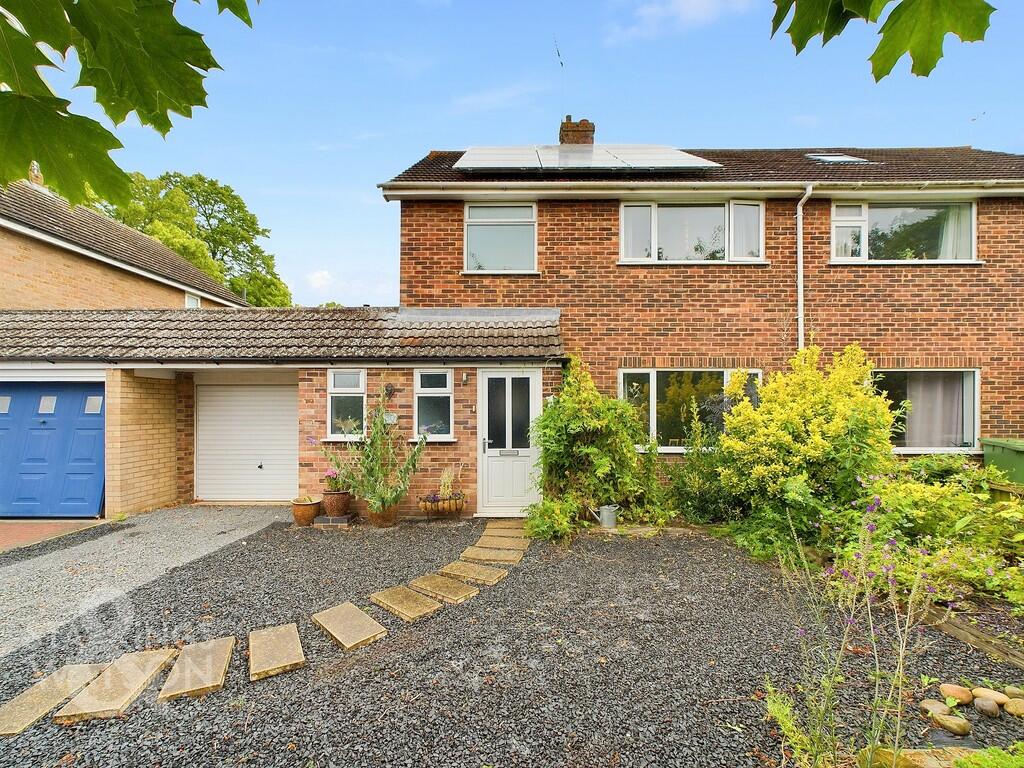 3 bedroom semidetached house for sale in The Street, Brundall, Norwich