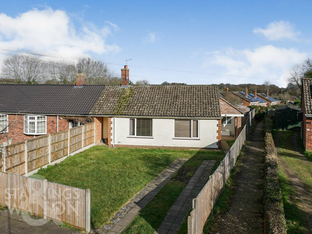 4 bedroom semidetached bungalow for sale in Hockering Lane, Bawburgh