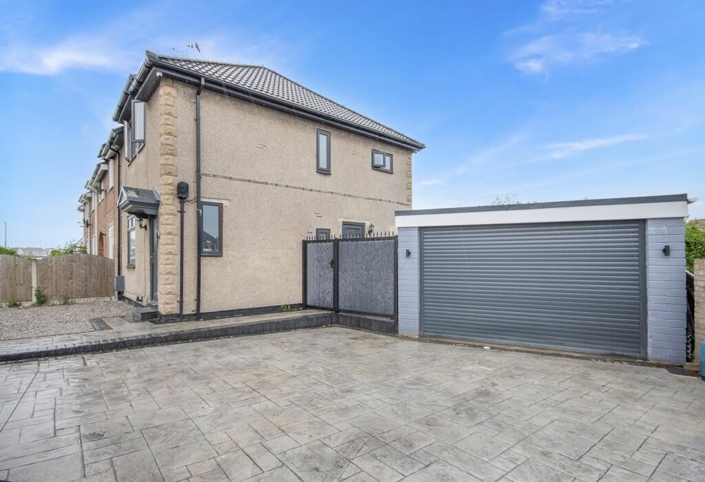 3 bedroom end of terrace house for sale in Monckton Road, Doncaster