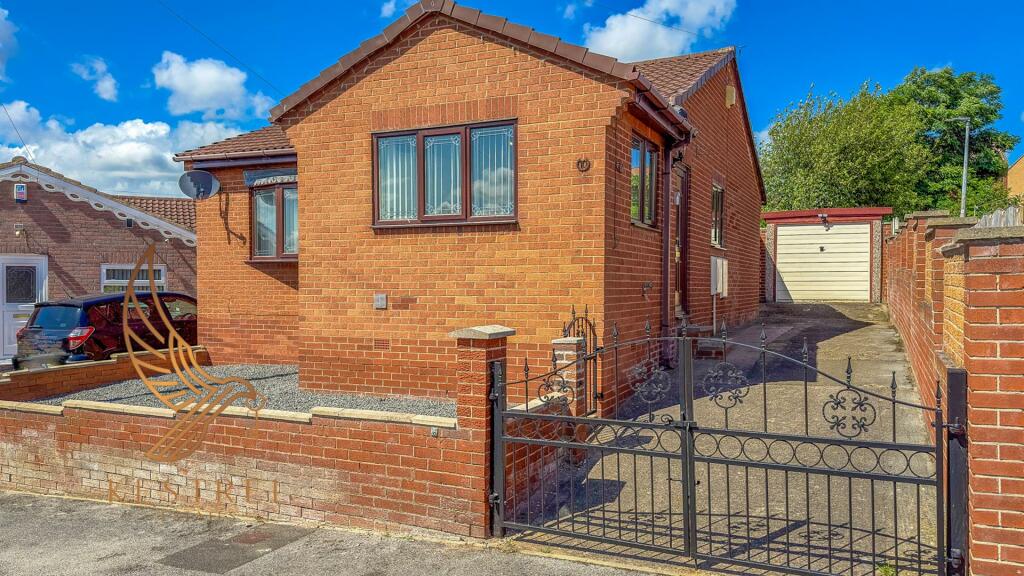 3 bedroom bungalow for sale in Sandford Road, South Elmsall, Pontefract