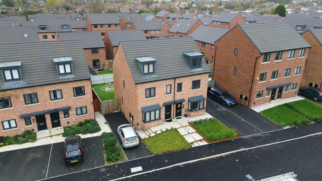 3 bedroom semidetached house for sale in Sandygate Lane, Pontefract, WF9