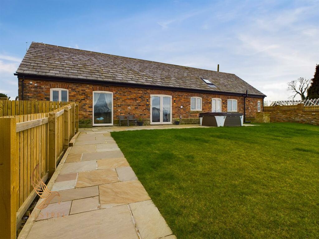 2 bedroom detached bungalow for sale in Wintersett, Wakefield, WF4
