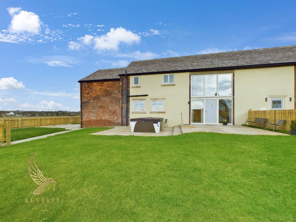 3 bedroom semidetached house for sale in Stoneleigh Cottages, Wintersett, WF4