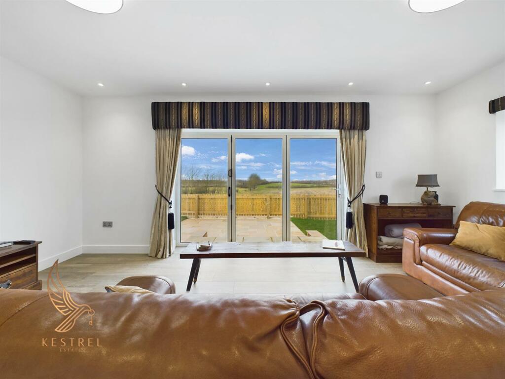 3 bedroom semidetached house for sale in Stoneleigh Cottages, Wintersett, WF4