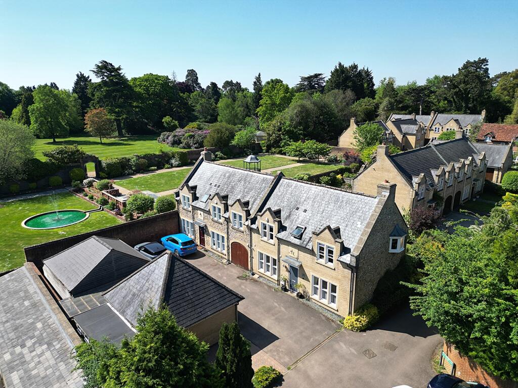 Main image of property: The Courtyard, Shendish, Hemel Hempstead, Hertfordshire, HP3