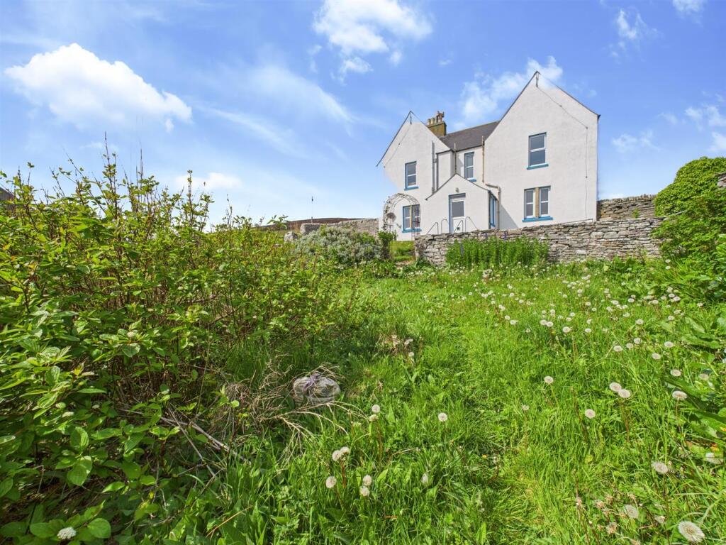 5 bedroom detached house