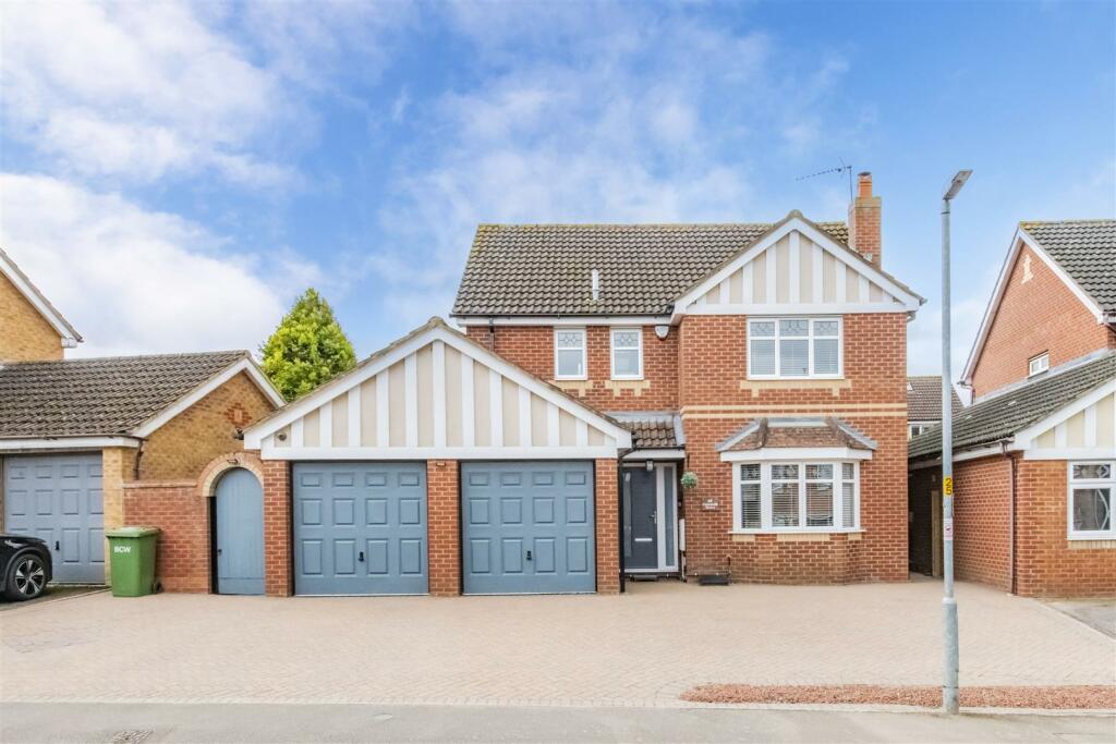 4 bedroom detached house for sale in Cotswold Drive, Wellingborough, NN8