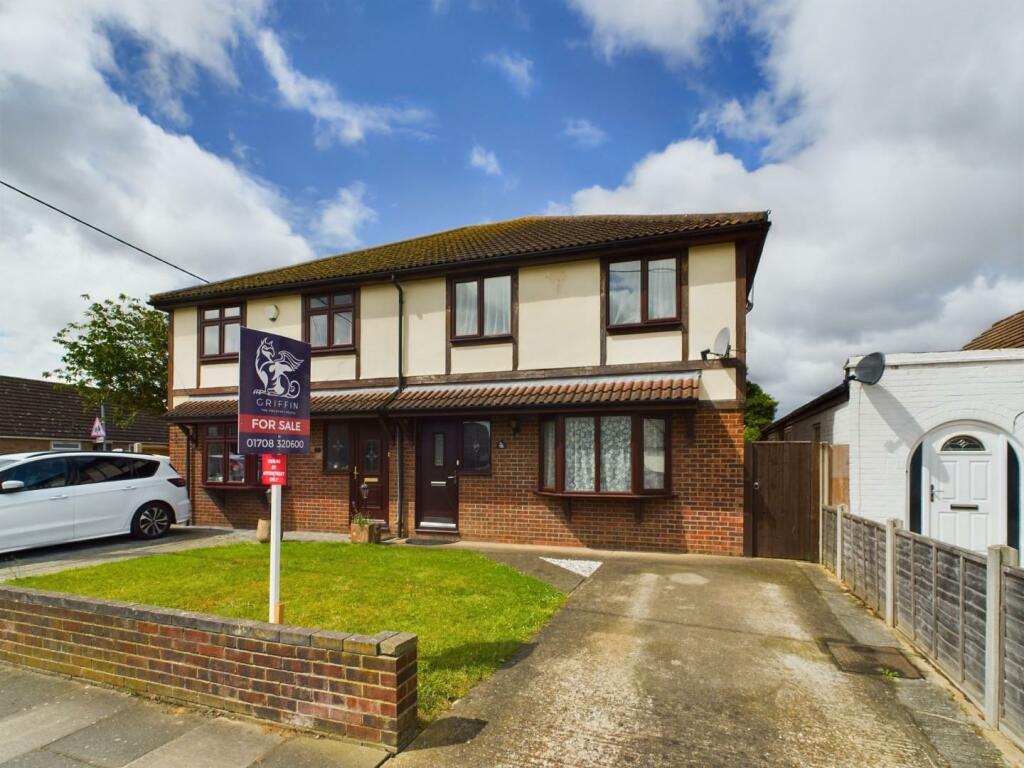 4 bedroom house for sale in Briscoe Road, Rainham, RM13