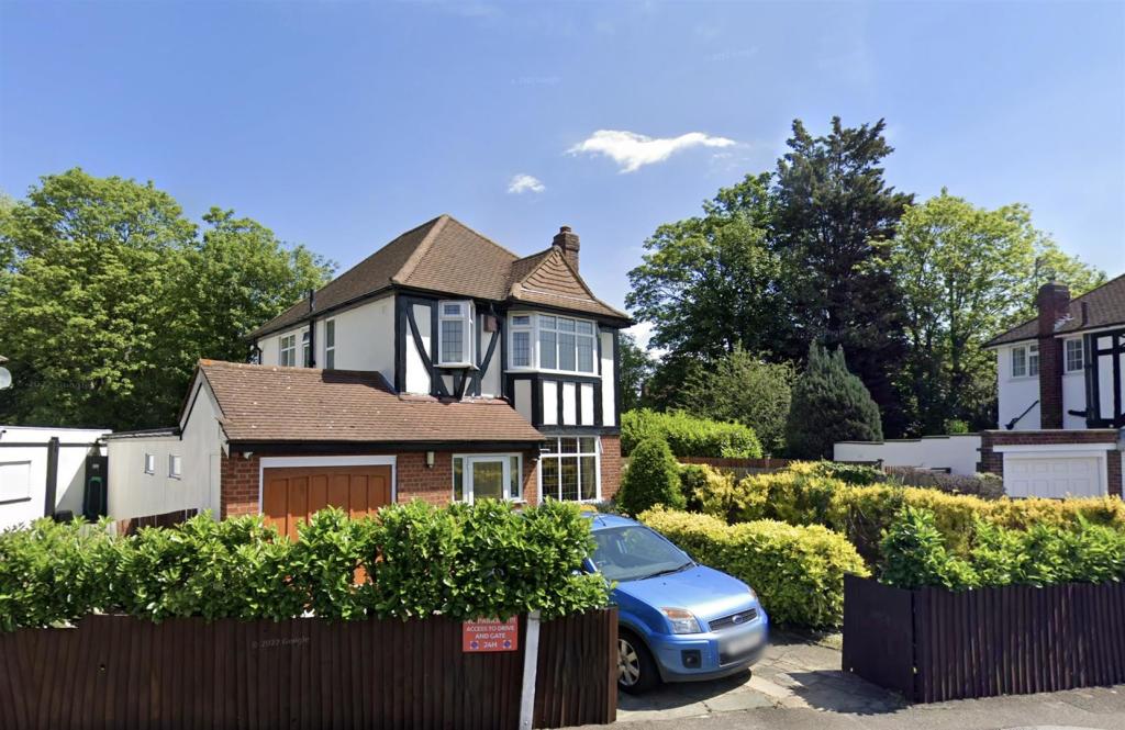 5 bedroom detached house for sale in Beverley Way, London, SW20