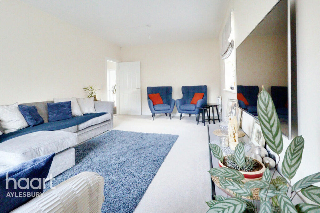 4 bedroom detached house for sale in Amber Close, Aylesbury, HP18