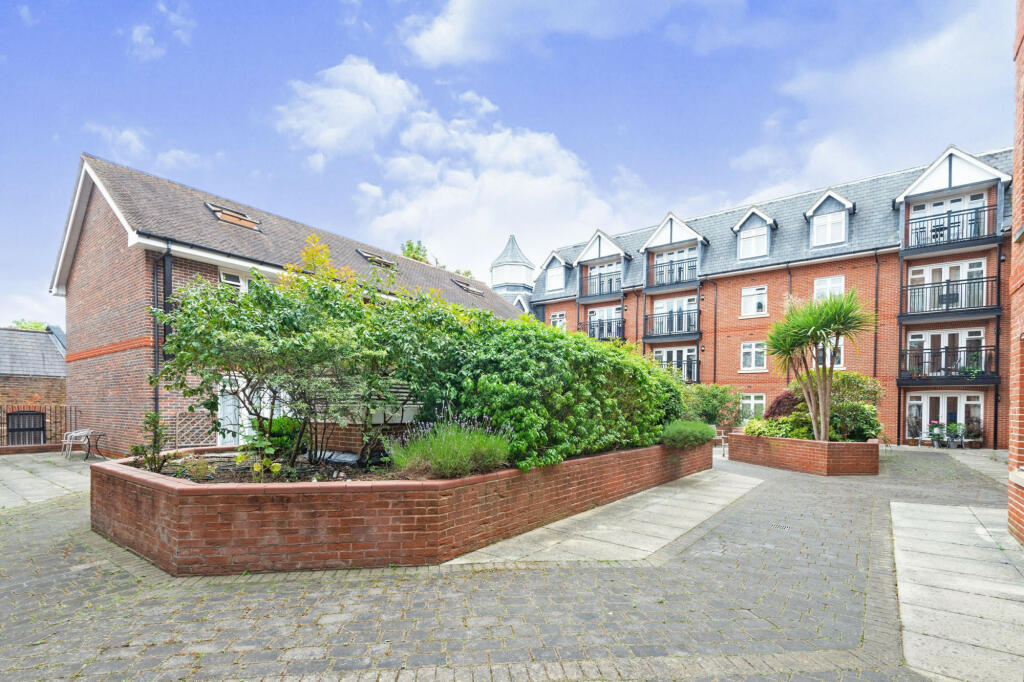 2 bedroom flat for sale in Leatherhead, KT22