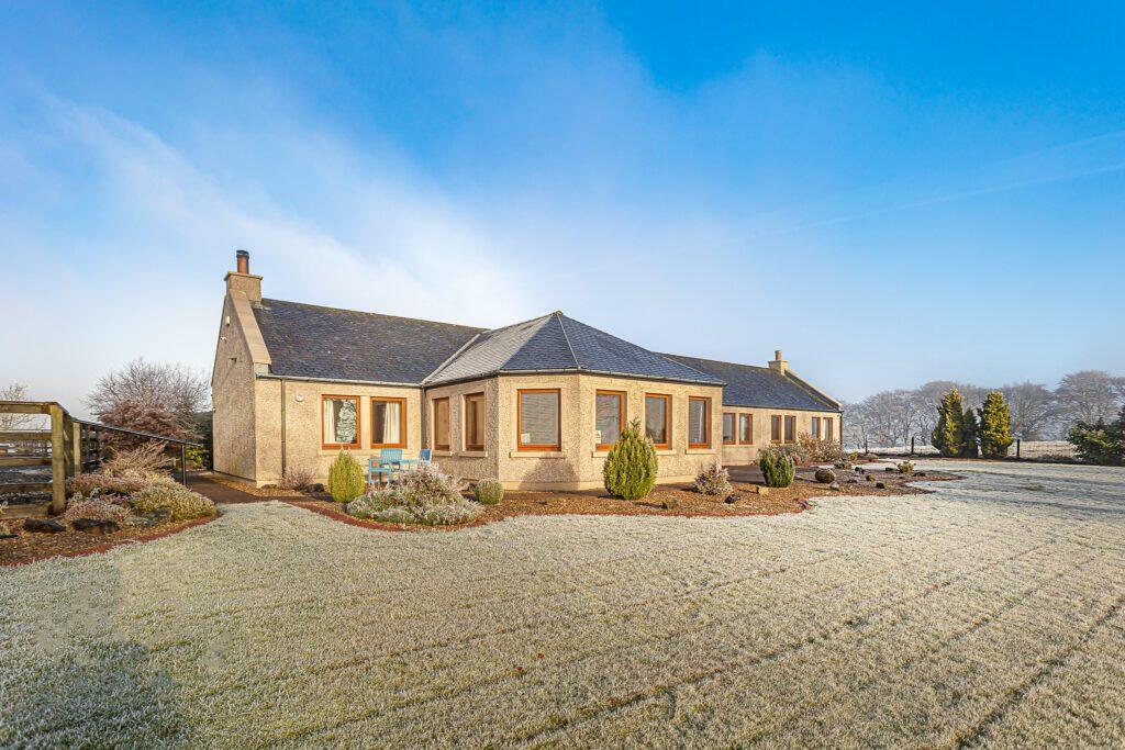 5 bedroom detached bungalow for sale in Easter Blackrigg, Avonbridge, FK1