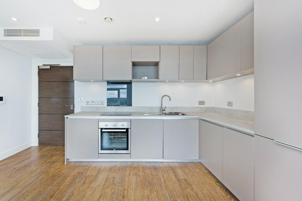 2 bedroom flat for rent in Ewell Road, Surbiton, Surrey, KT6