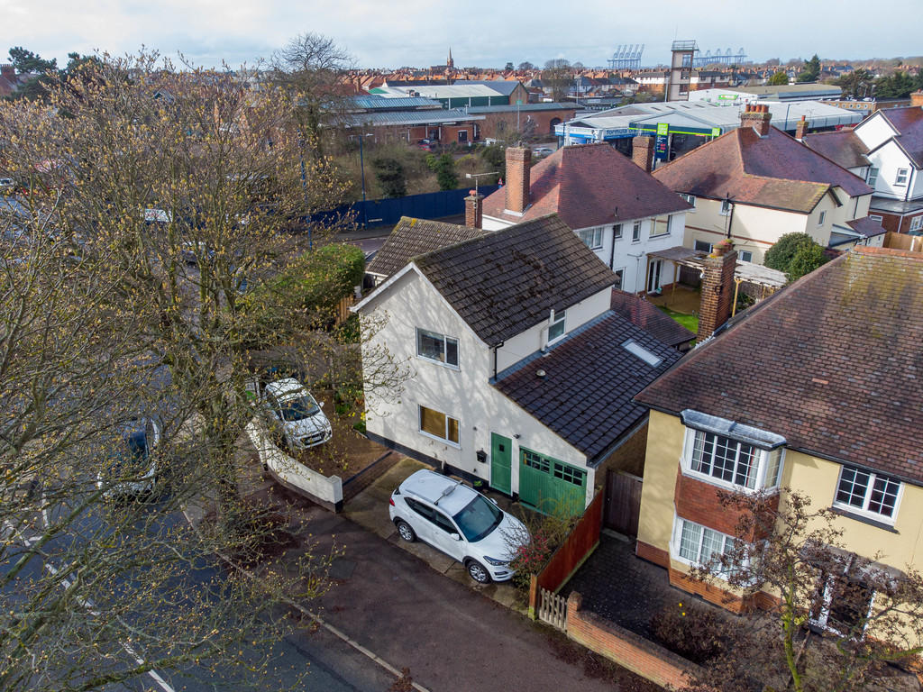 3 bedroom detached house for sale in High Road West Felixstowe