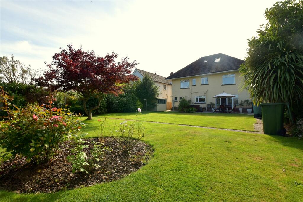 5 bedroom detached house for sale in Beatrice Avenue, Felixstowe