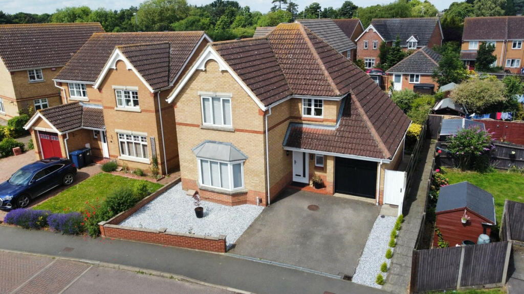 4 bedroom detached house for sale in Pitfield Close, Fenstanton, PE28