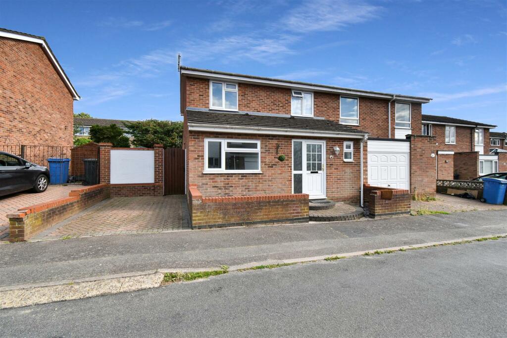 3 bedroom end of terrace house for sale in De Greys Close, Great