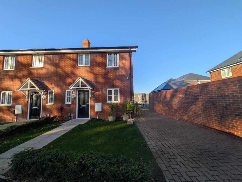 Main image of property: Fieldfare Crescent, Botley, Southampton