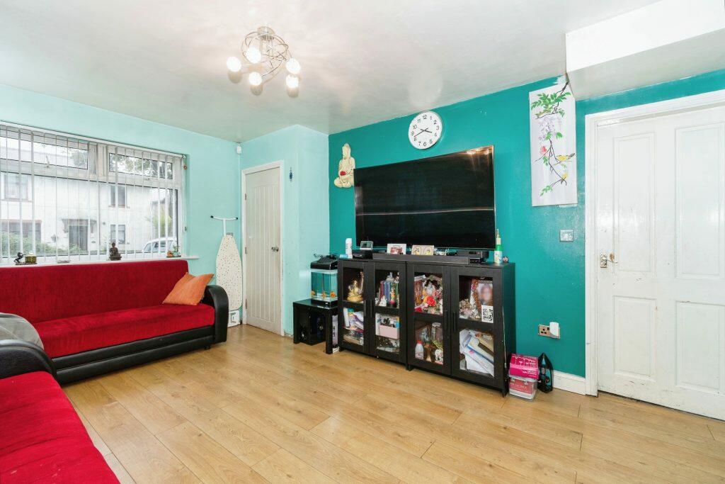 Additional property image - Scholemoor Ave, Bradford, BD7 2RX