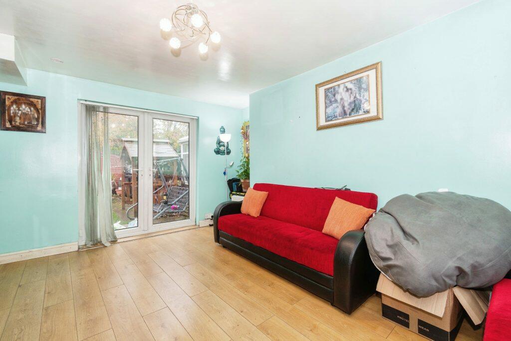 Additional property image - Scholemoor Ave, Bradford, BD7 2RX