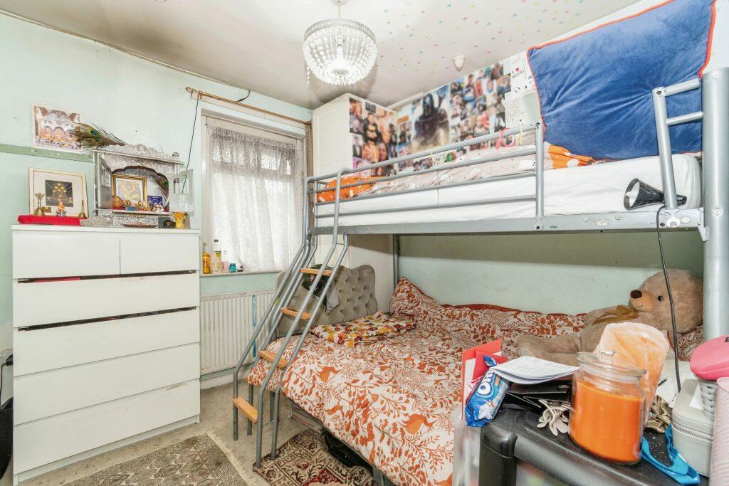 Additional property image - Scholemoor Ave, Bradford, BD7 2RX
