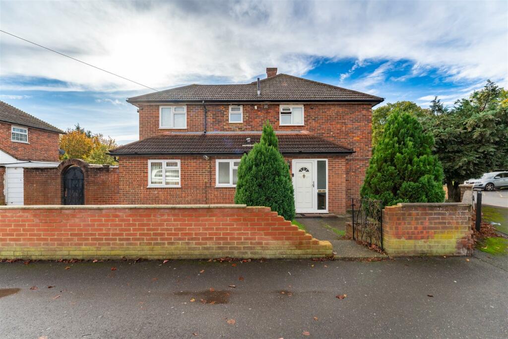 4 bedroom end of terrace house for sale in Trelawney Avenue, Slough, SL3
