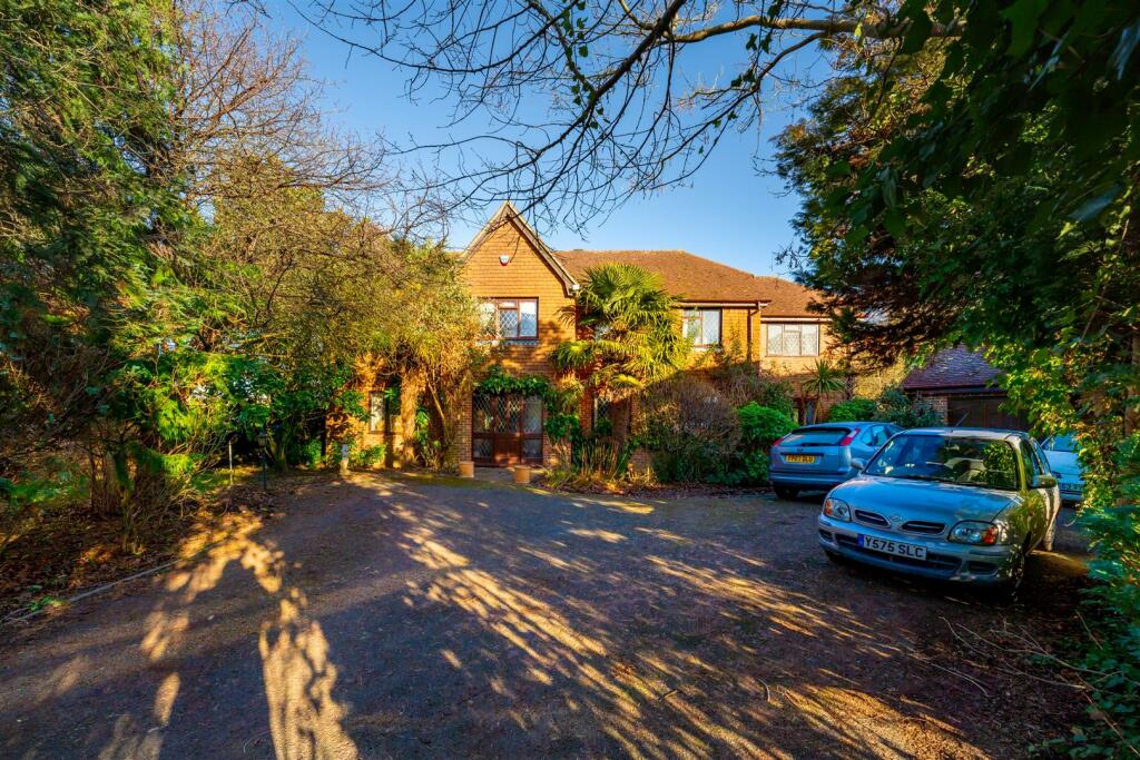 5 bedroom detached house for sale in Honeysuckle Close, Iver, SL0