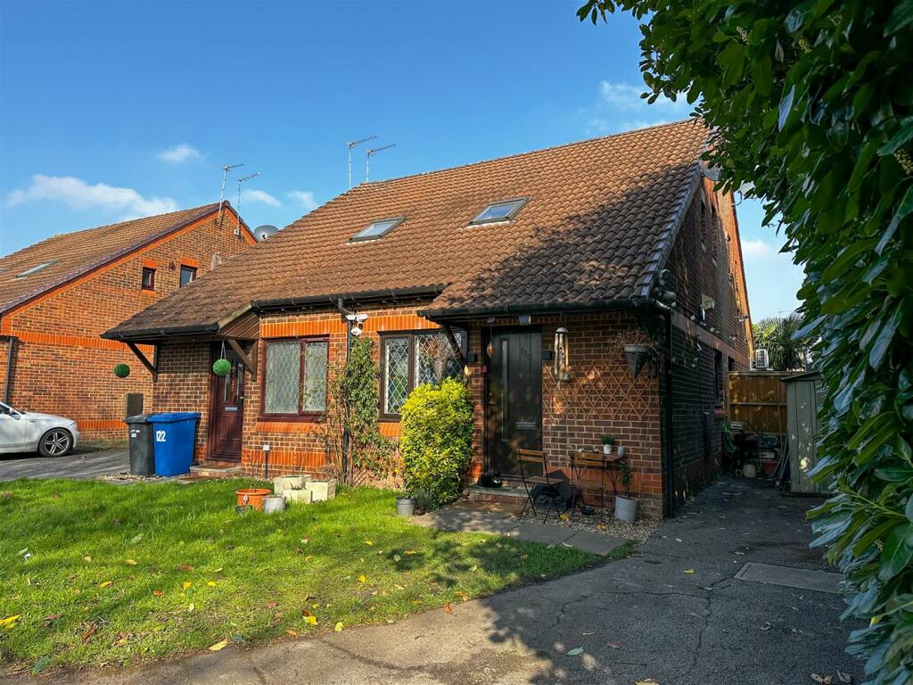 1 bedroom semidetached house for sale in Cobb Close, Datchet, Slough, SL3