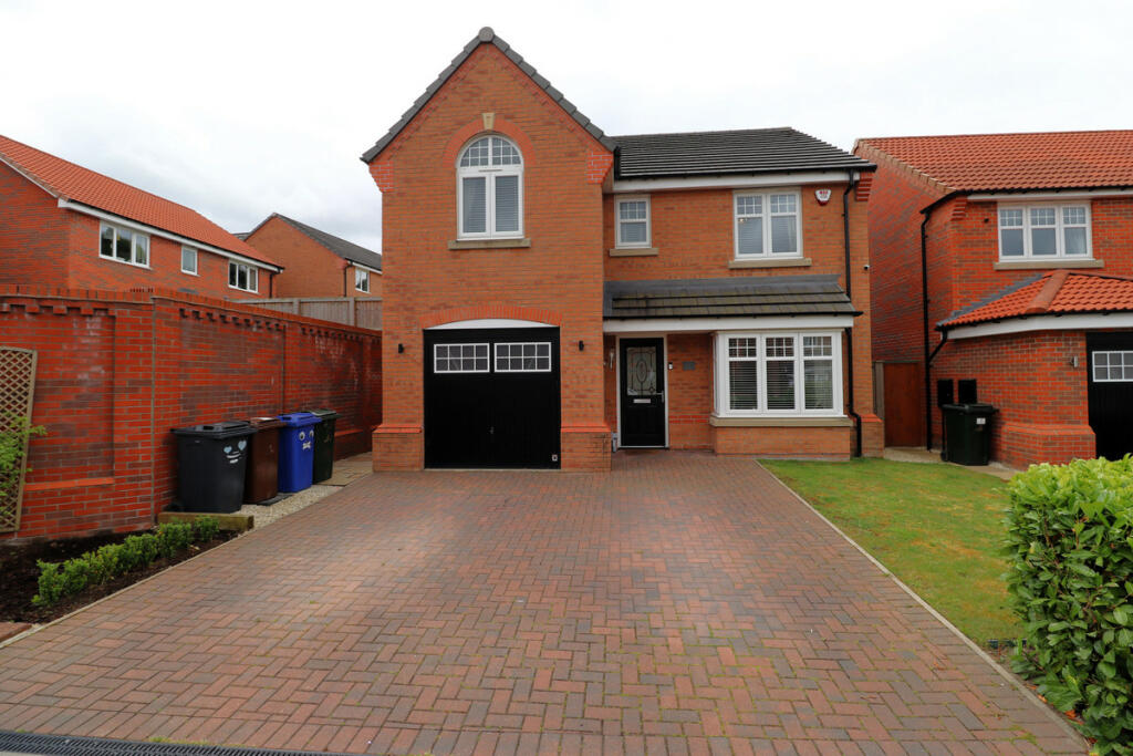 4 bedroom detached house for sale in Hawthorne Avenue, Lundwood Barnsley, S71