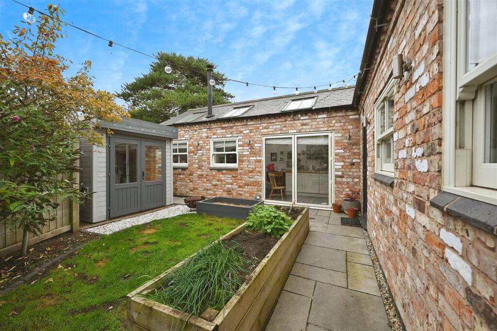 Main image of property: Whitesmiths Barn, Baker Street, Lutterworth - VAULTED CEILINGS, Bi-FOLDS & GARDEN ROOM