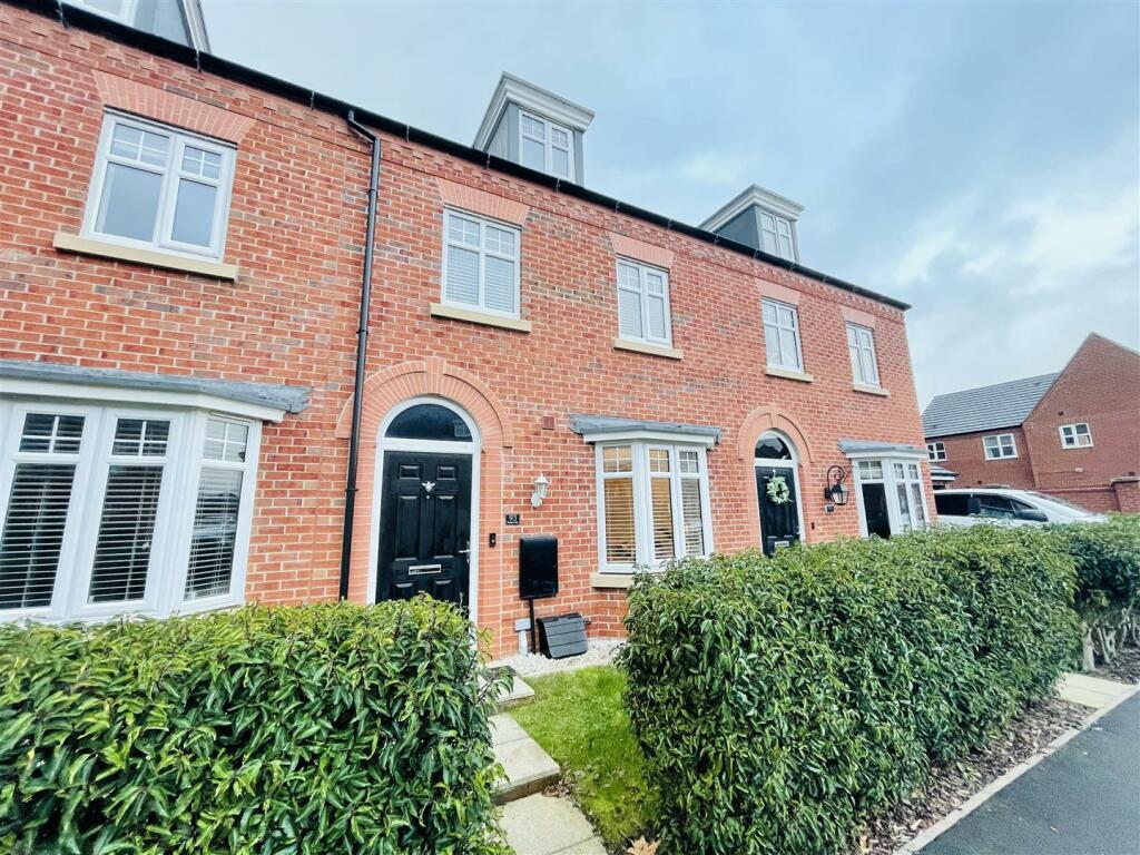 3 bedroom town house for sale in Western Way, Winnington Village