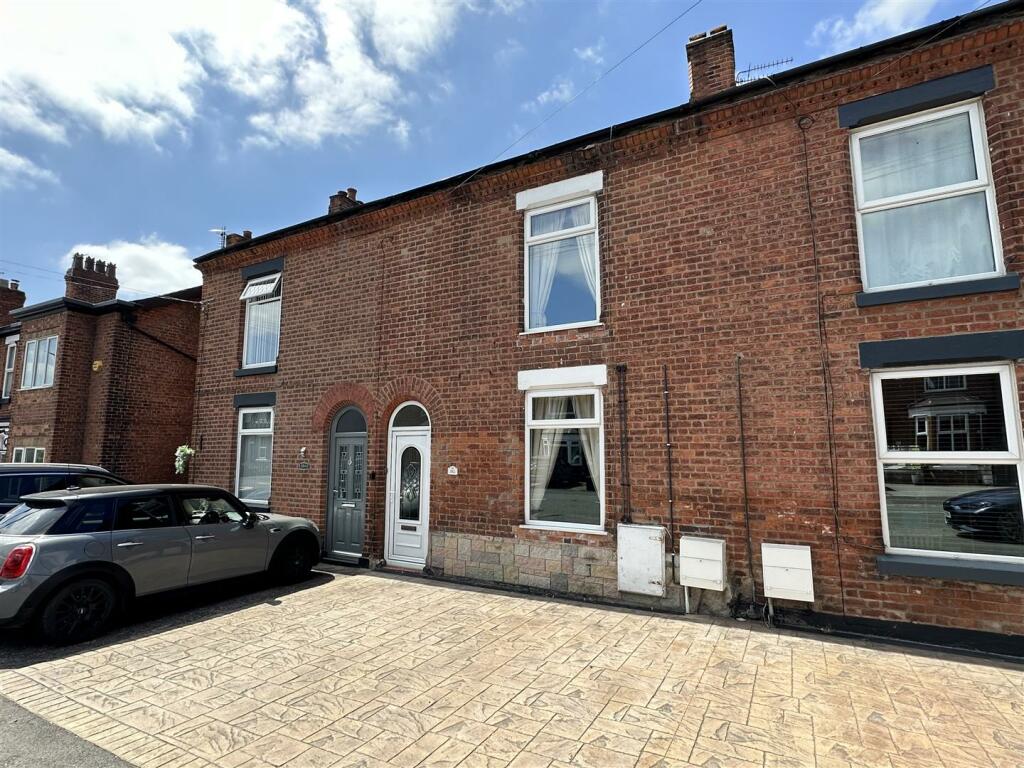 3 bedroom terraced house for sale in London Road, Davenham, CW9