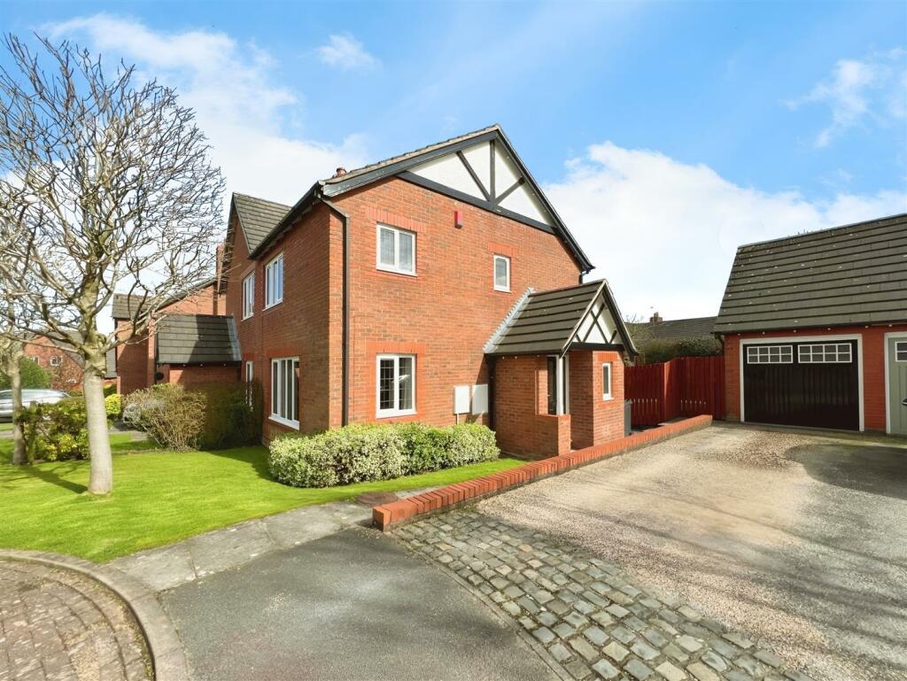 3 bedroom semi-detached house for sale in Blenheim Close, Kingsmead, CW9