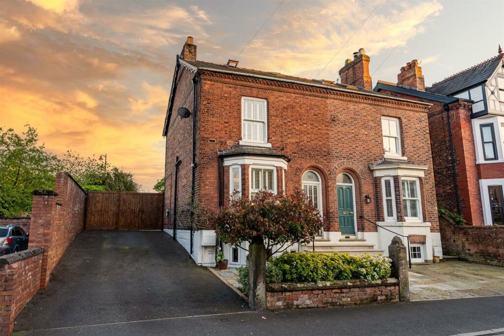 4 bedroom semidetached house for sale in The Crescent, Northwich, CW9