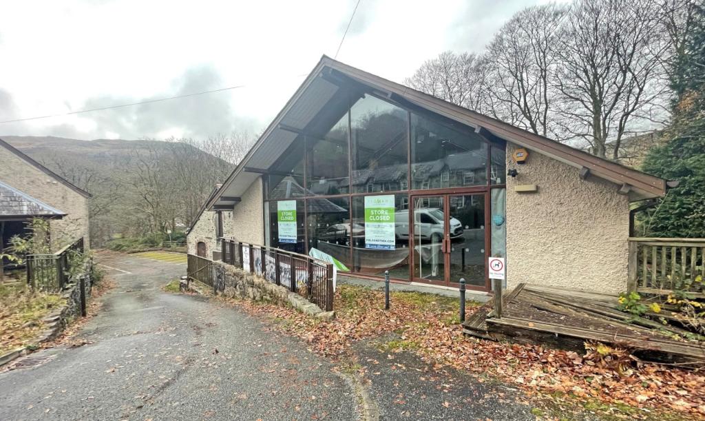 Shop to lease in Caernarfon Road, Beddgelert, Caernarfon, LL55