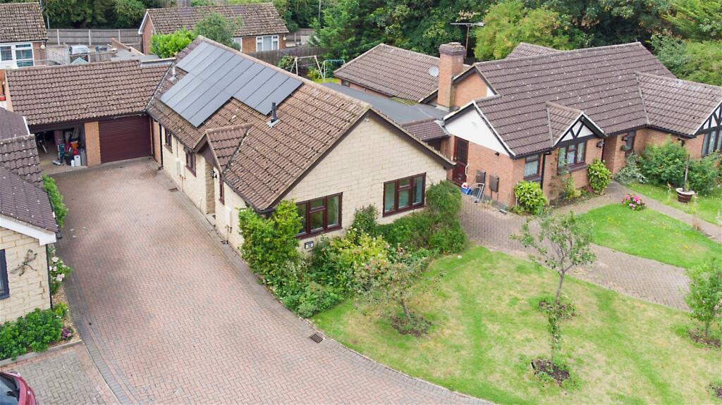 3 bedroom detached bungalow for sale in Manor Farm Close, Luton, LU4