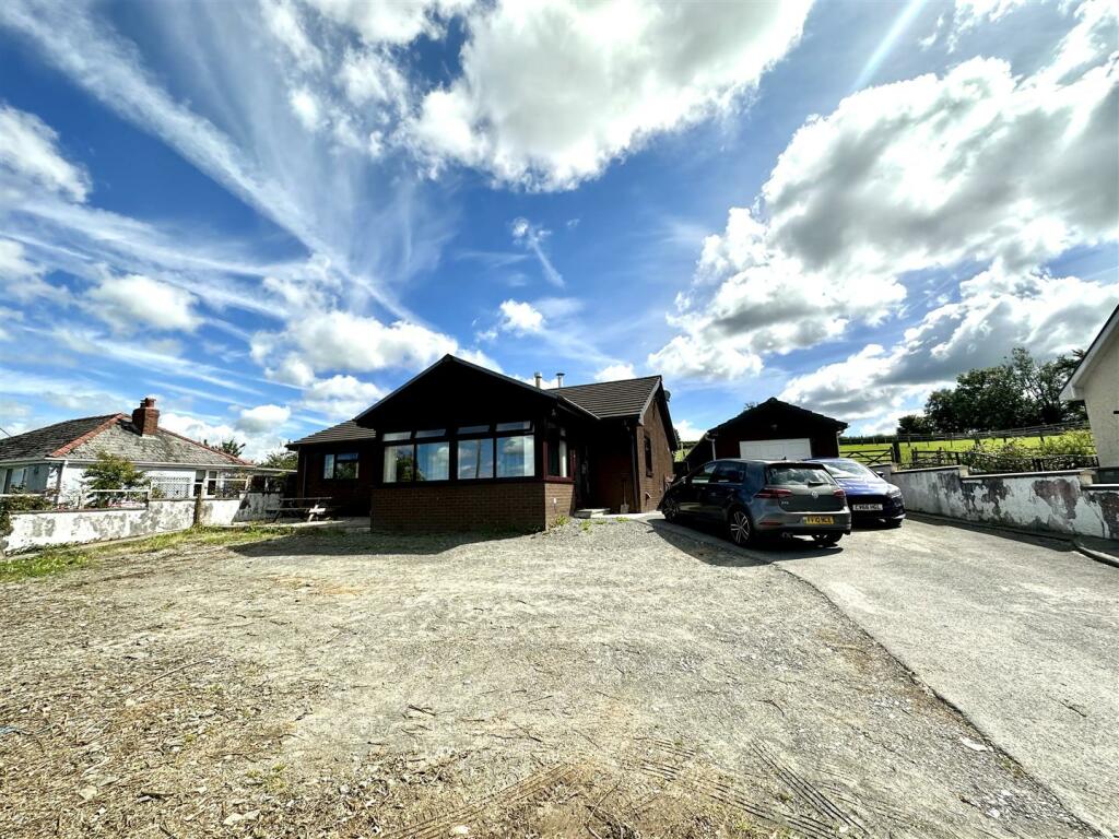 3 bedroom detached bungalow for sale in Llanllwni, Llanybydder, SA40