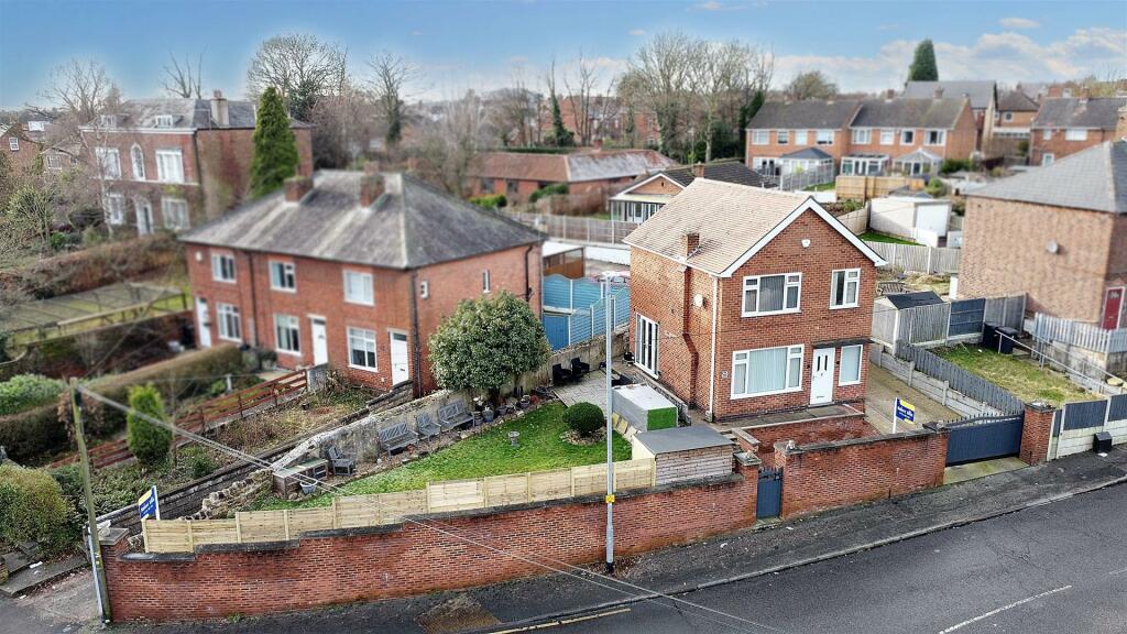 3 bedroom detached house for sale in Mellors Road, Arnold, Nottingham, NG5