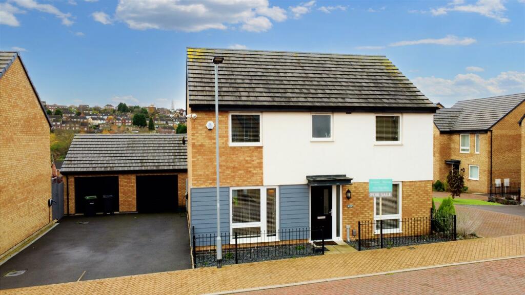 4 bedroom detached house for sale in Horsley Lane, Gedling, Nottingham, NG4