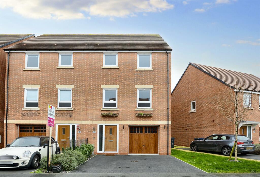 4 bedroom semi-detached house for sale in Magpie Crescent, West Bridgford, Nottingham, NG2